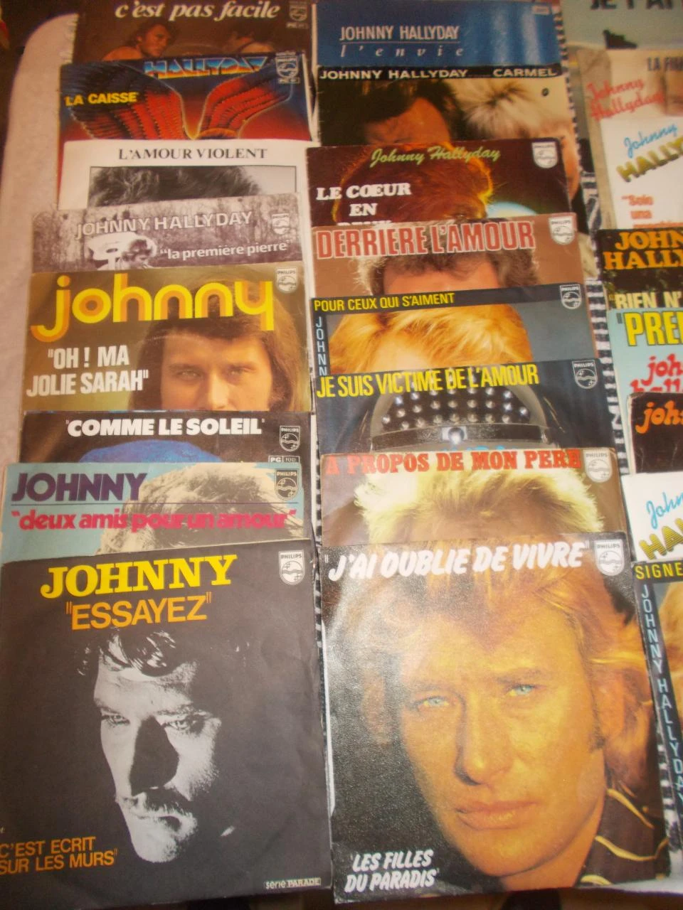 Magnífico lote de 60 discos de vinilo de 45 rpm (sencillos / EP) de Johnny Hallyday. – photo 6